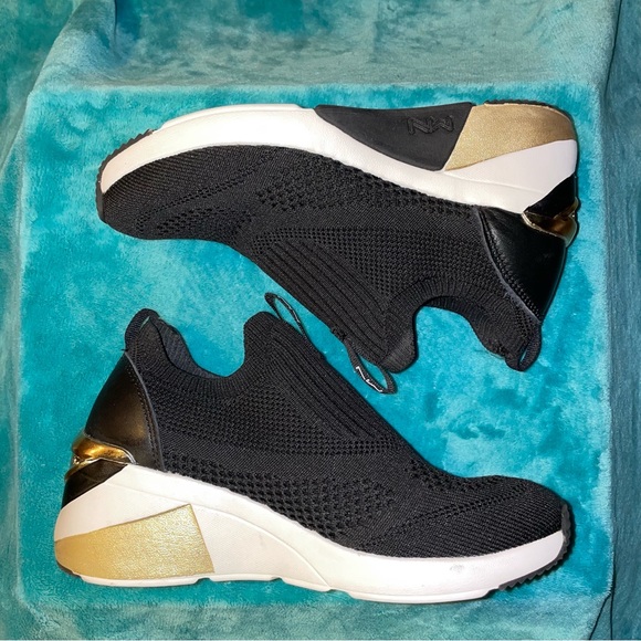 Sketchers Sneakers! - Picture 5 of 10